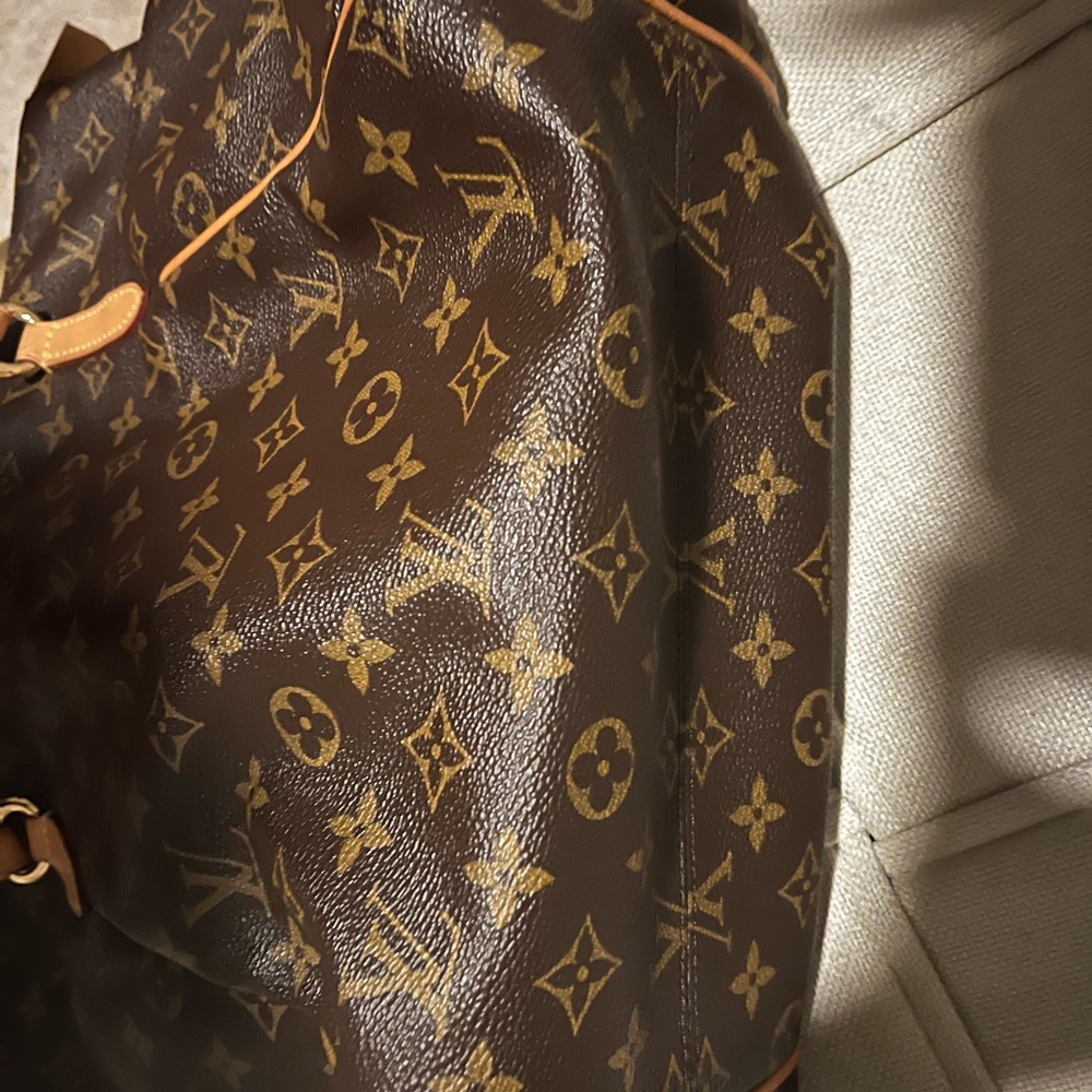 Louis Vuitton Totally MM Monogram Tote - Picture 15 of 16